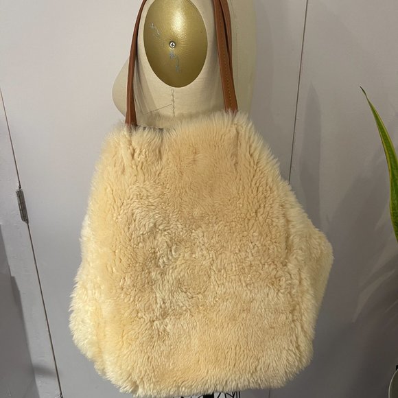 CELINE PHANTOM  MEDIUM TOTE WITH POUCH REVERSIBLE SILVER METALLIC AND SHEARLING - Picture 2 of 9